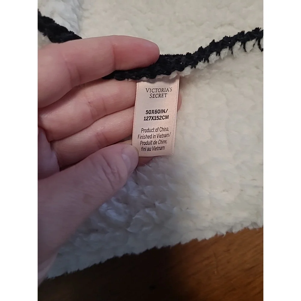 Victoria's Secret Sherpa Fleece Cozy Blanket Black Red and White‎ Color 50